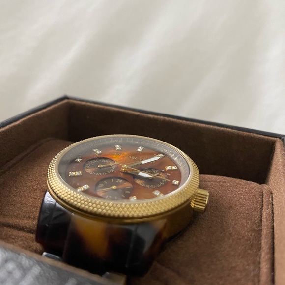 Michael Kors Tortoise Watch - Picture 3 of 4